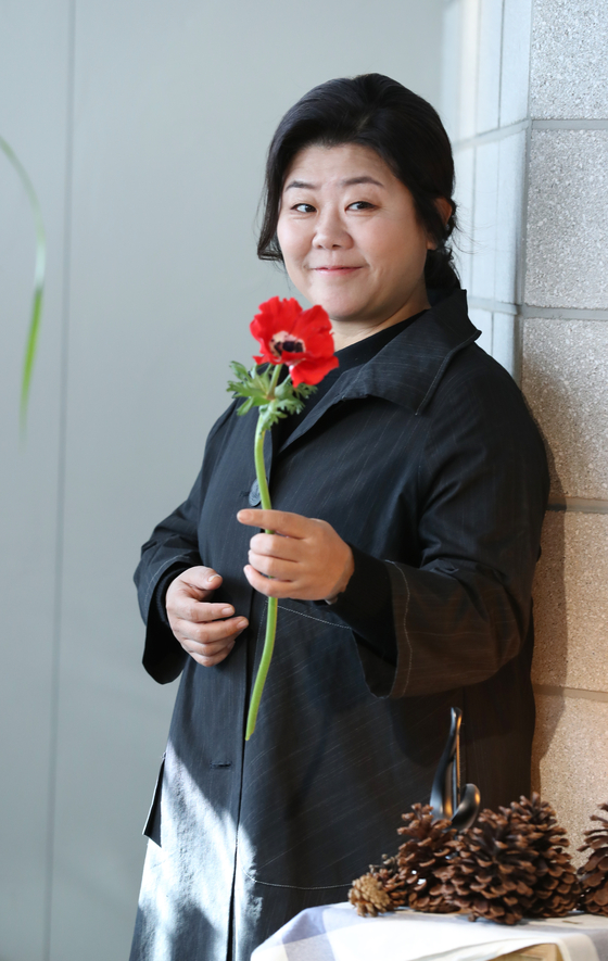 배우 이정은이 5일 오후 서울 강남구 논현동의 카페 제르베에서 ‘동백꽃 필 무렵’ 종방 라운드 인터뷰를 진행했다. 이정은이 인터뷰에 앞서 포토타임을 갖고 있다. 배우 이정은 ‘동백꽃 필 무렵’ 에서 동백(공효진)을 버린 친모 정숙 역을 맡아 열연했다. 김진경 기자 kim.jinkyung@jtbc.co.kr/2019.12.05/