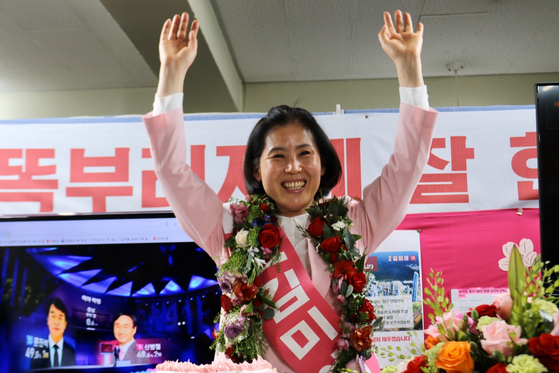 제21대 국회의원선거 투표가 종료된 15일 오후 김미애 해운대을 후보가 당선이 확실해지자 꽃목걸이를 걸고 손을 번쩍 들어보이고 있다. 뉴스1