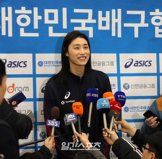 지난 1월 2020 도쿄올림픽 본선진출에 성공한 여자배구대표팀이 인천국제공항을 통해 귀국했다. 김연경이 밝은 표정으로 인터뷰 하고있다. IS포토