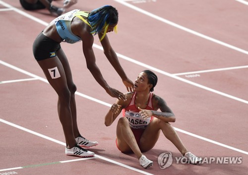 나세르에게 축하 인사하는 밀러-위보