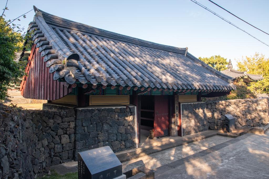제주의 보물, 불탑사 오층석탑13