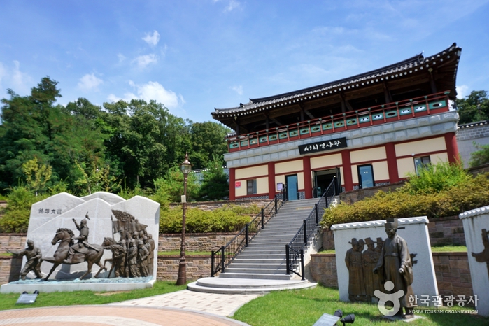 서희역사산책로, 역사관, 영상관, 전시관, 체험관, 추모관을 갖춘 서희테마파크