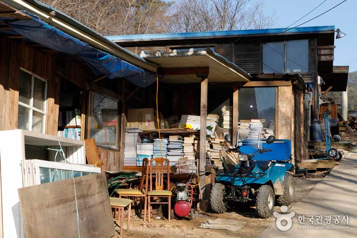 우장훈과 안상구가 삼겹살을 구워 먹던 들마루