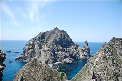 West Island of Dokdo from the top of the East Islet 독도 獨島 竹島 たけしま