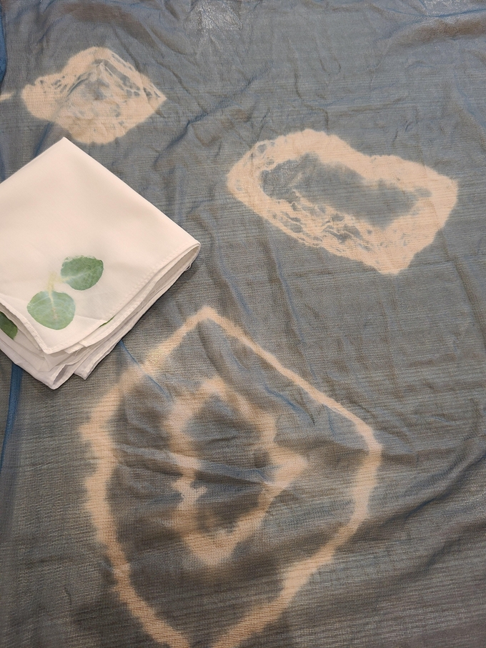 시민기획자가 기획한 ‘마음에 자연색 물들이기’ 프로그램을 통해 천연염색한 여름 스카프와 손수건 (사진=신연경 기자)