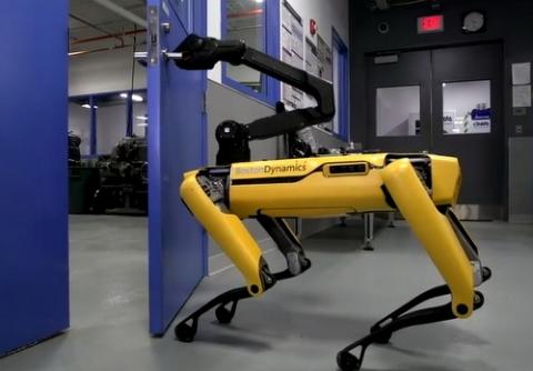 로봇팔을 부착한 스팟미니는 문도 자유롭게 열 수 있다 ⓒ Boston Dynamics