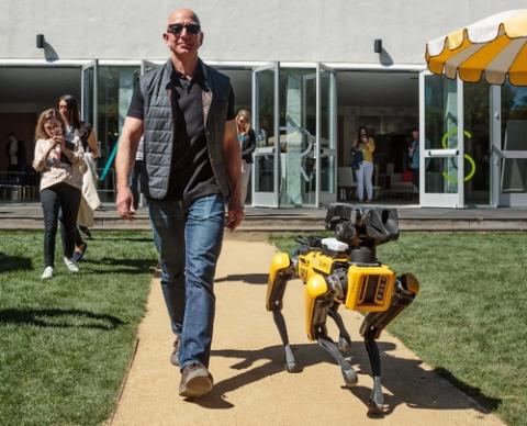 아마존의 베조스 CEO가 로보펫과 산책을 하고 있다 ⓒ Jeff Bezos twitter
