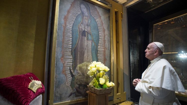 과달루페의 성모상 앞에서 기도하는 프란치스코 교황 (자료사진)
