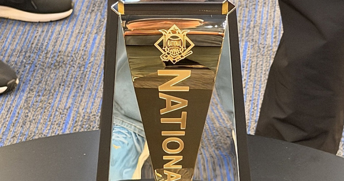 '세상에 이런 1조짜리 선수가 있나' MVP 트로피 위에 자신의 이름을 지웠다