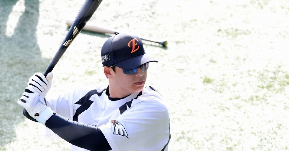 "한화의 4번 타자니까" 김경문표 '믿음의 야구', '타율 0.145 거포' 복귀전서 4번-3루수로 선발 출격 