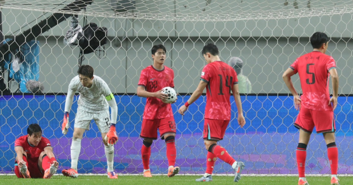 답답함 드러낸 이강인의 손짓에도…대표팀, 스루패스 한 방에 5번째 실점까지 [IS 상암]