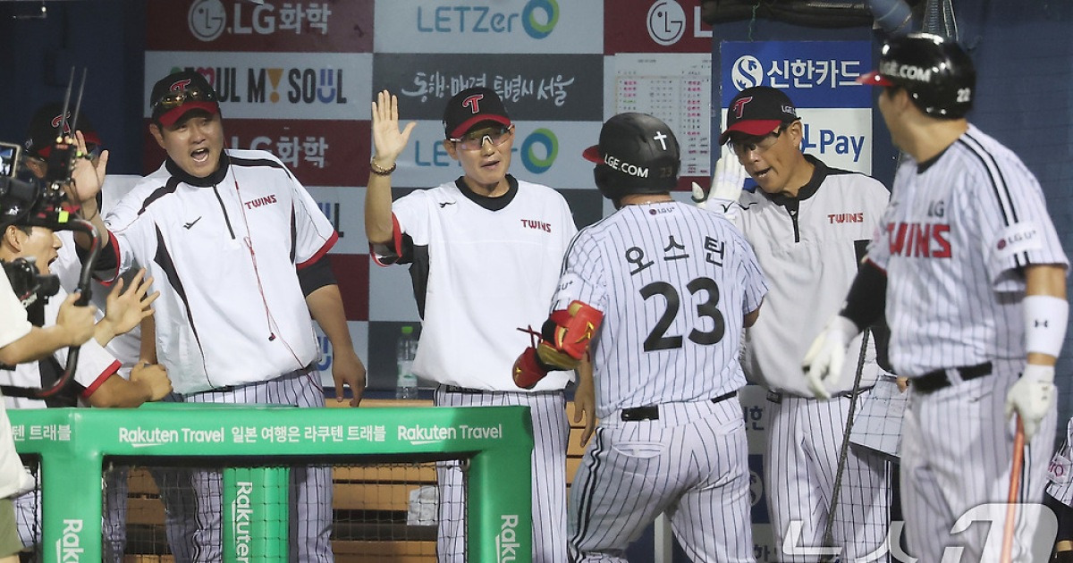 LG, 롯데 잡고 정규시즌 우승 매직넘버 '3'…3위 싸움 혼전(종합)