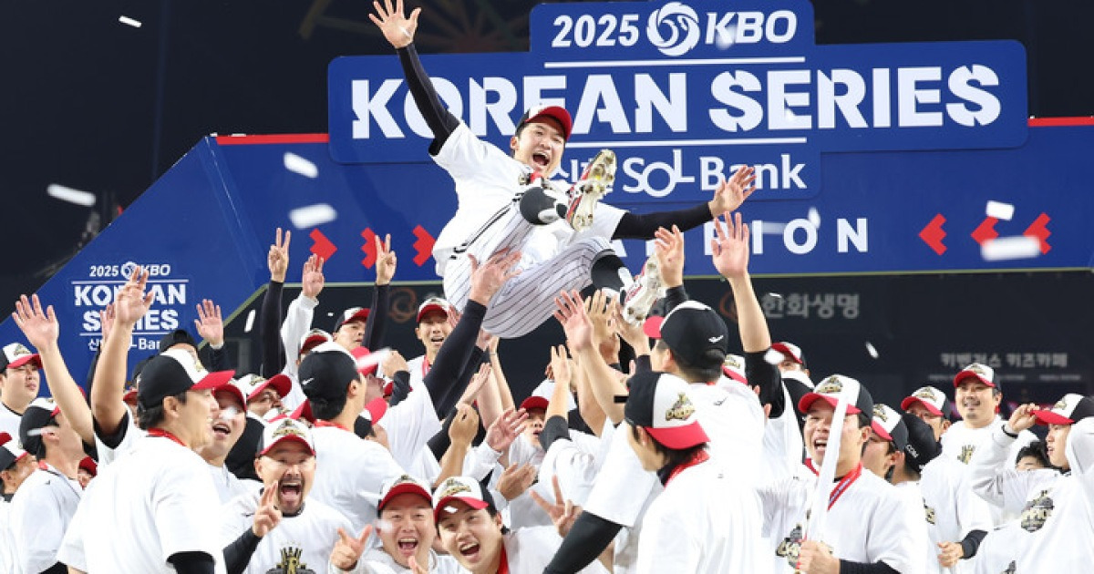 "돈보다 팀 위해 함께하길" 염경엽 감독, 우승 합작한 FA 김현수-박해민에 '러브콜'