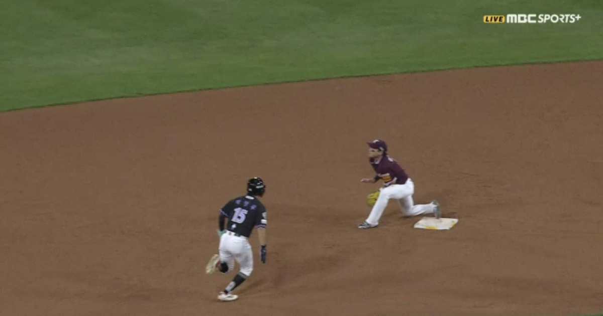 "가슴 부분에 먼저 공을 잡아 아웃" 박정우의 황당한 플레이, 10-11까지 추격한 KIA 허무한 패배 [IS 