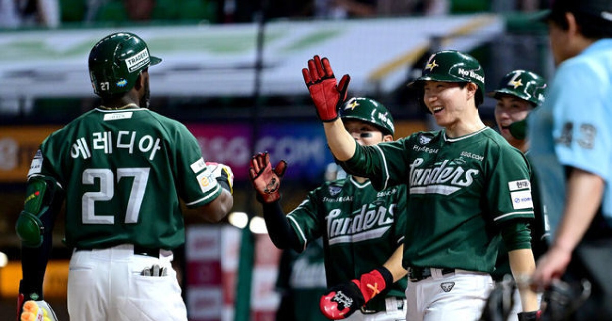 ‘3위 롯데 0.5경기 차 추격하다’ SSG, 1위 LG를 잡다…에레디아 만루 홈런→최지훈 대타 결승타→