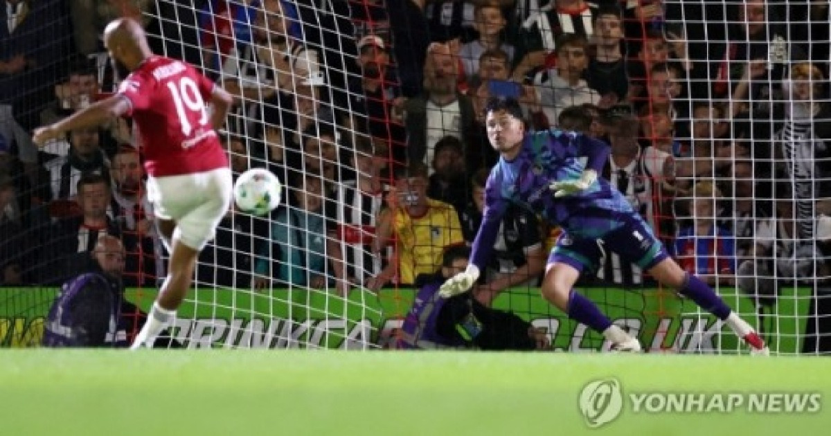 '이게 맨유 맞나?' 4부리그 그림즈비에 승부차기 11-12 굴욕패...리그컵 첫 경기서 조기 탈락, 시즌 