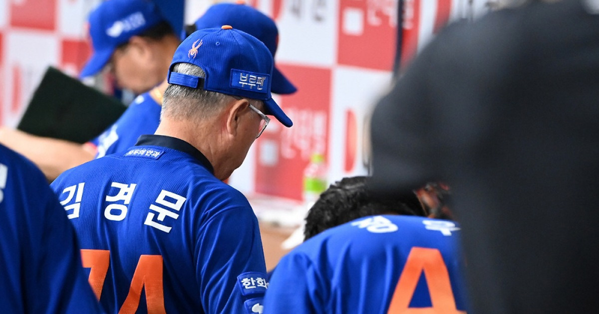 '겸손하네' 김경문 감독 격려에 꾸벅 인사로 답한 정우주, ML 스카우트까지 매료시킨 9구 KKK[고척 