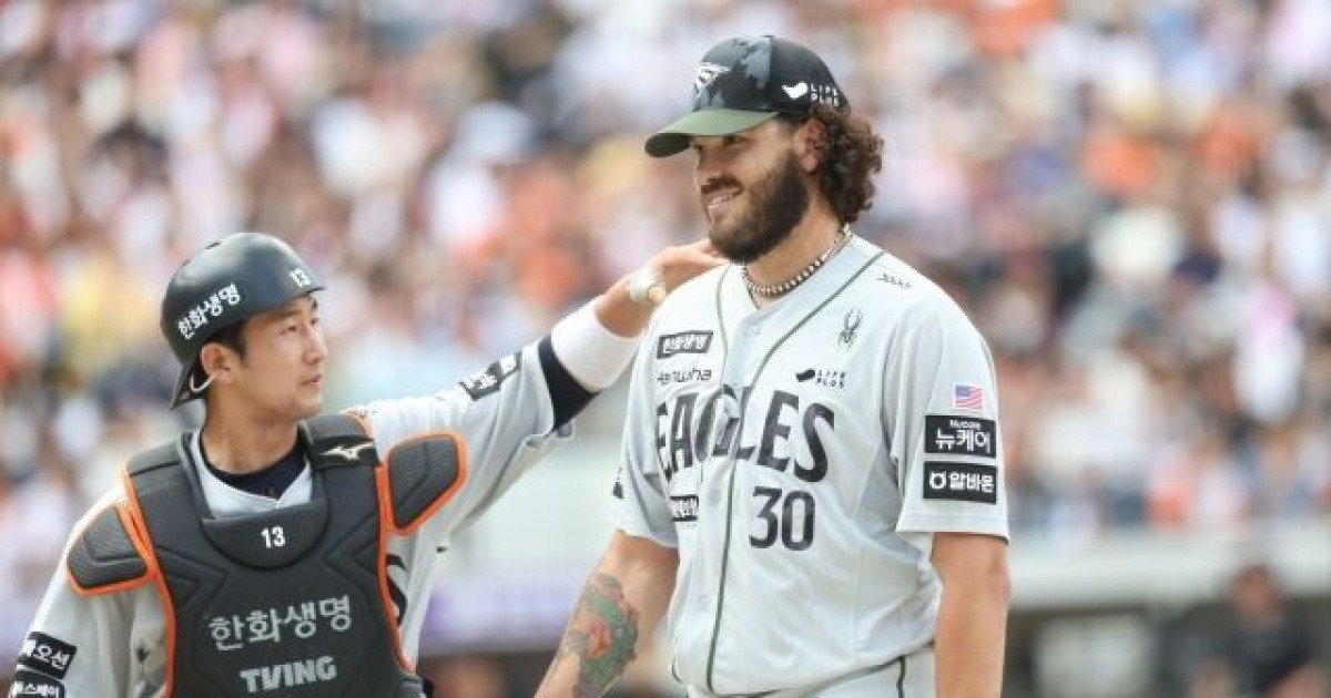 “직구는 니퍼트가 최고, 폰세는 흥분만 안 하면 최고” 한화 최강 마운드 1등 조력자…최재훈 47