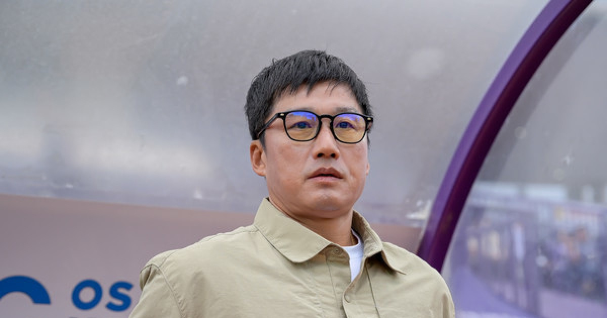 '축구만 잘하면 되는' 수원, '축구 잘하는 감독' 이정효 쟁탈전 승리로 명문 부활 신호탄 쏠까