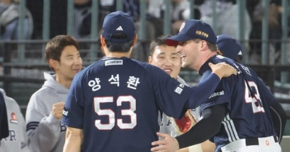 '롯데는 또 졌다' 정수빈의 쐐기포에 4연패...두산은 3연승 질주