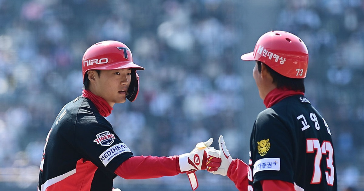 KIA 내야수 박민, 허리 통증으로 교체…"경과 지켜본 뒤 검진 여부 결정" [광주 라이브]