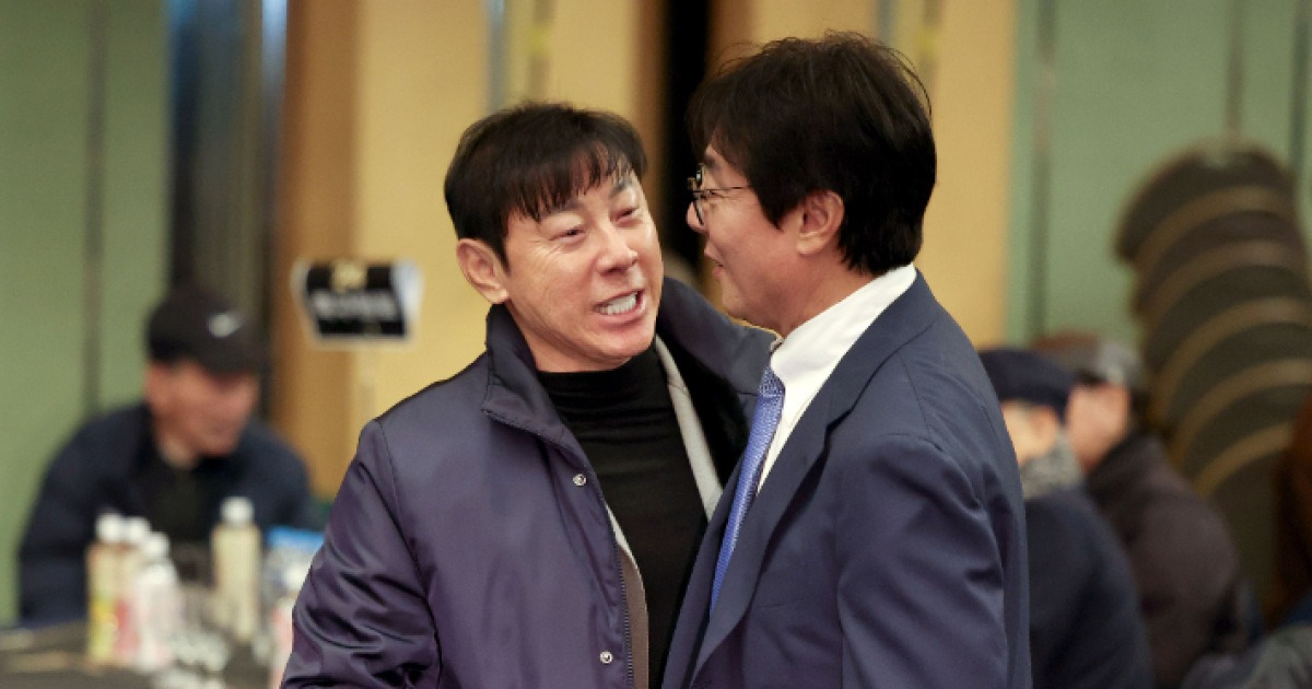 정승현 뺨 때린 신태용 "반가움 표현일 뿐" vs "불쾌할 수 있어" 갑론을박