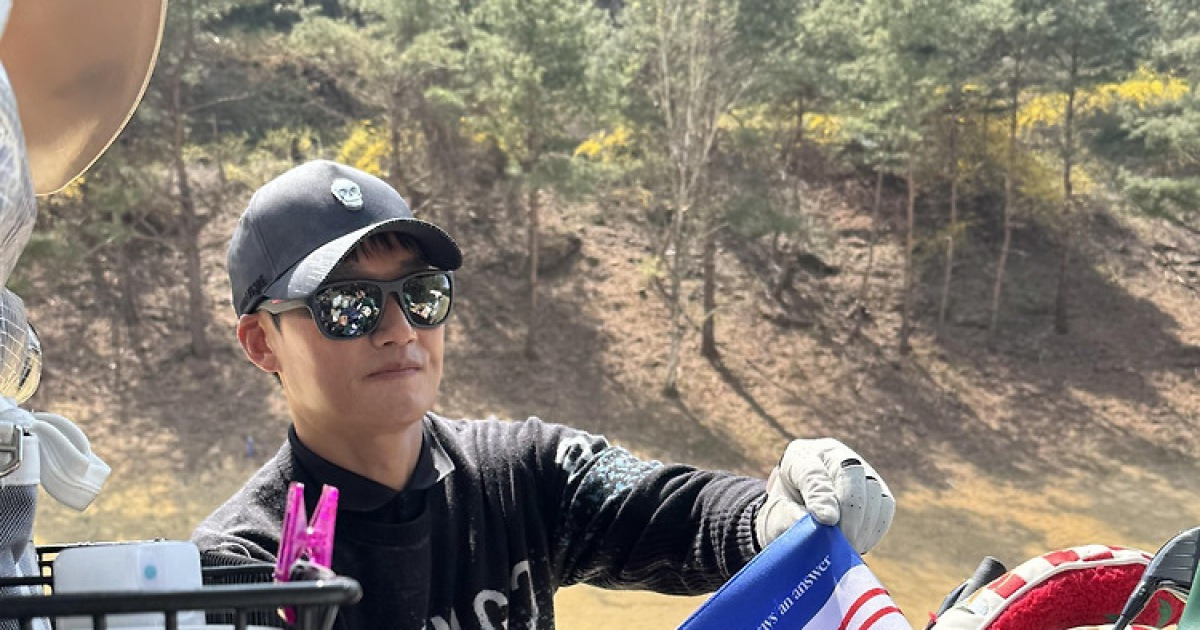 이정효 수원 삼성 감독의 골프백엔 노란색 네임택과 청백적 키링이…과거를 잊지 않으면서도 현