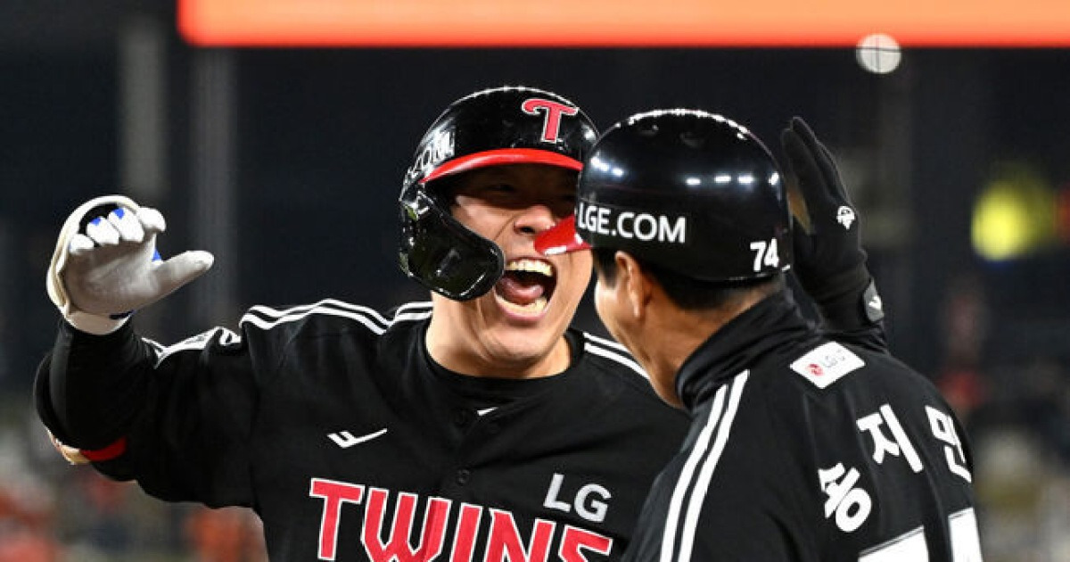 '각본 없는 드라마, 기적이 일어났다' 김현수, 9회 2아웃 역전타 터뜨리다...PS 최다안타 신기록 '10