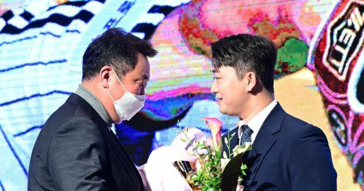 ‘고우석 LG 복귀 협상’ 잘 안풀리나, 차명석 단장 미국으로 떠났다…고우석 아내는 서울에