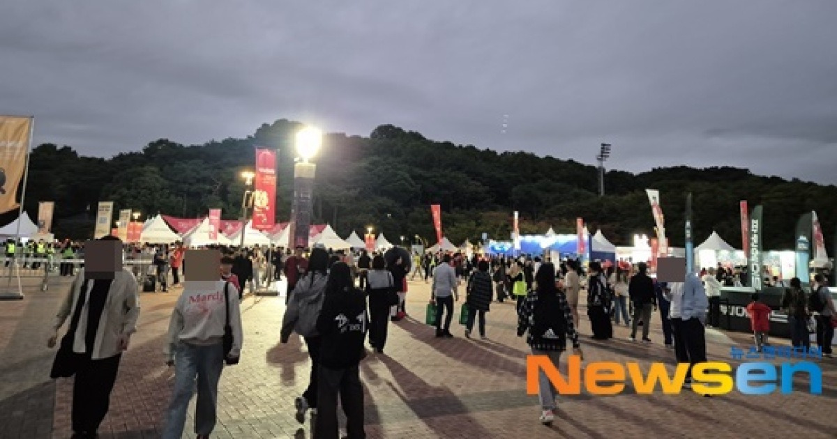 ‘상암 A매치 맞아?’ 파라과이전 흥행 적신호, 절반도 못 채운다?