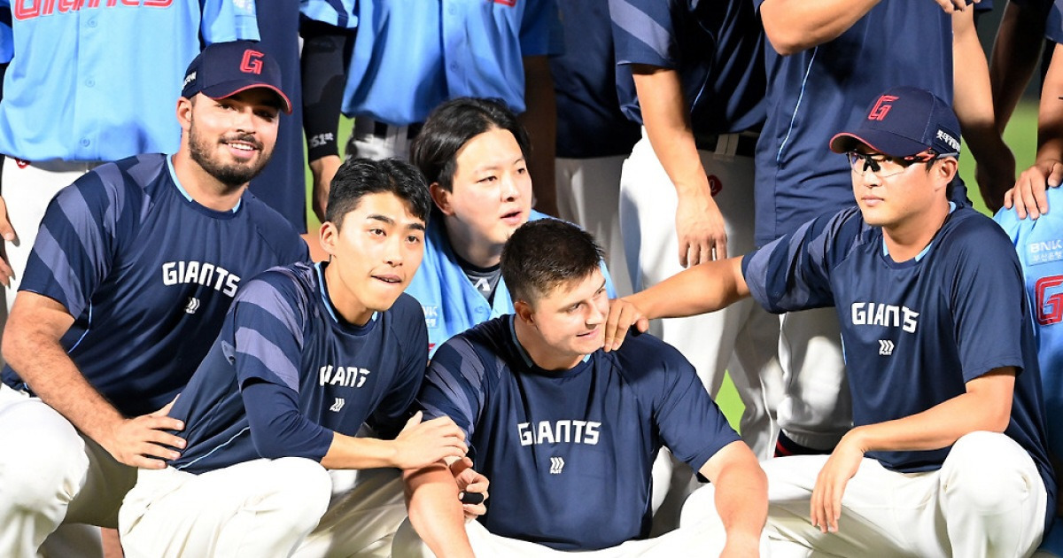 "롯데 평생 기억하겠다" 10승한 날 방출이라니…끝까지 웃으며 떠났다[일문일답]