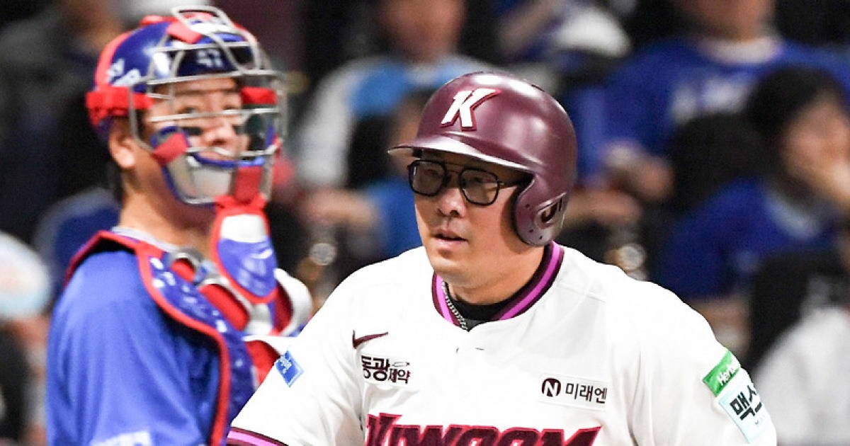 안치홍, 승부에 쐐기 박는 솔로포…안타·2루타까지 물오른 타격감