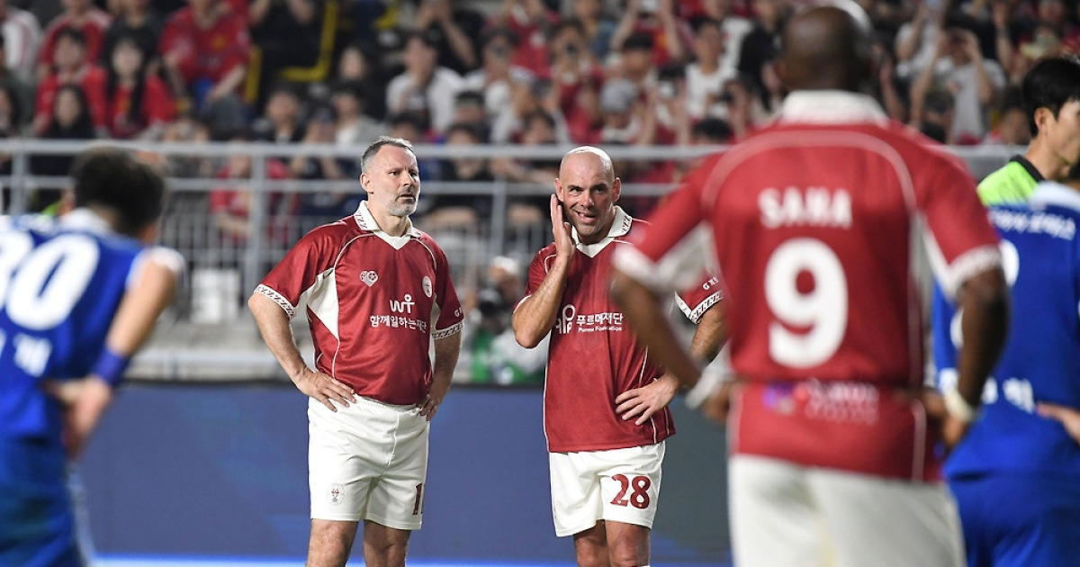 박지성·긱스·퍼디난드… 왕년의 맨유 스타들, 수원 레전드에 패