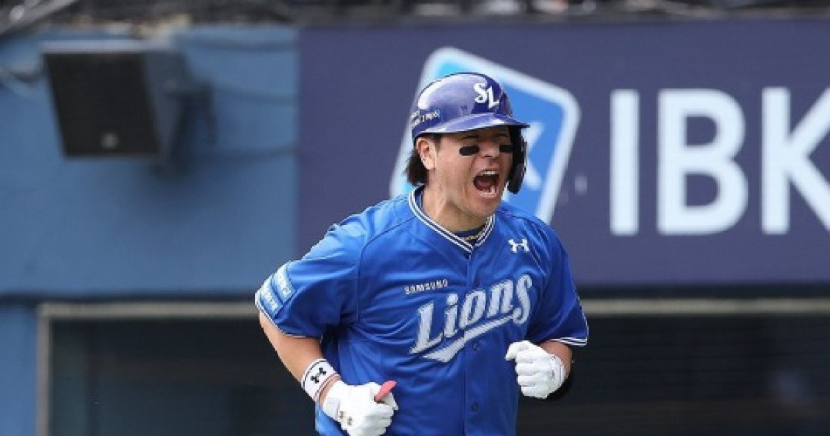 "강민호, 친목야구 그만하라!" 삼성 팬들 뿔났다 "베이징 기백 어디 갔나?" "동료들에게 전염돼" '