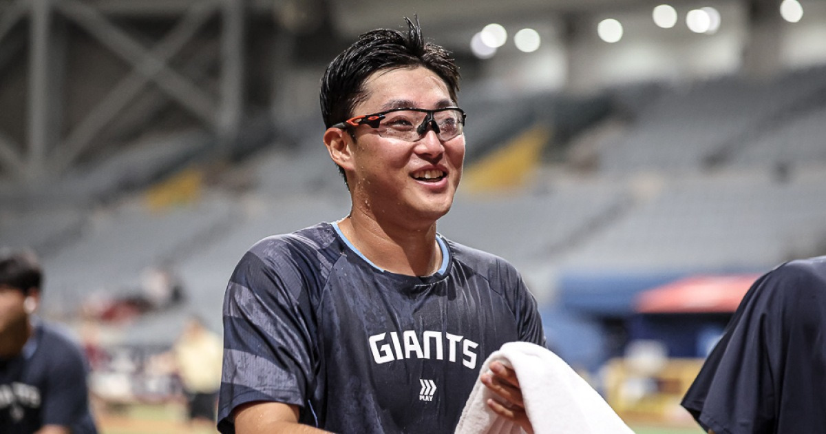 "야, 9승 했는데 그냥 던져!" 명장 조언→전반기 폼 찾은 '안경 에이스'…동료들 '축하 물세례'에 