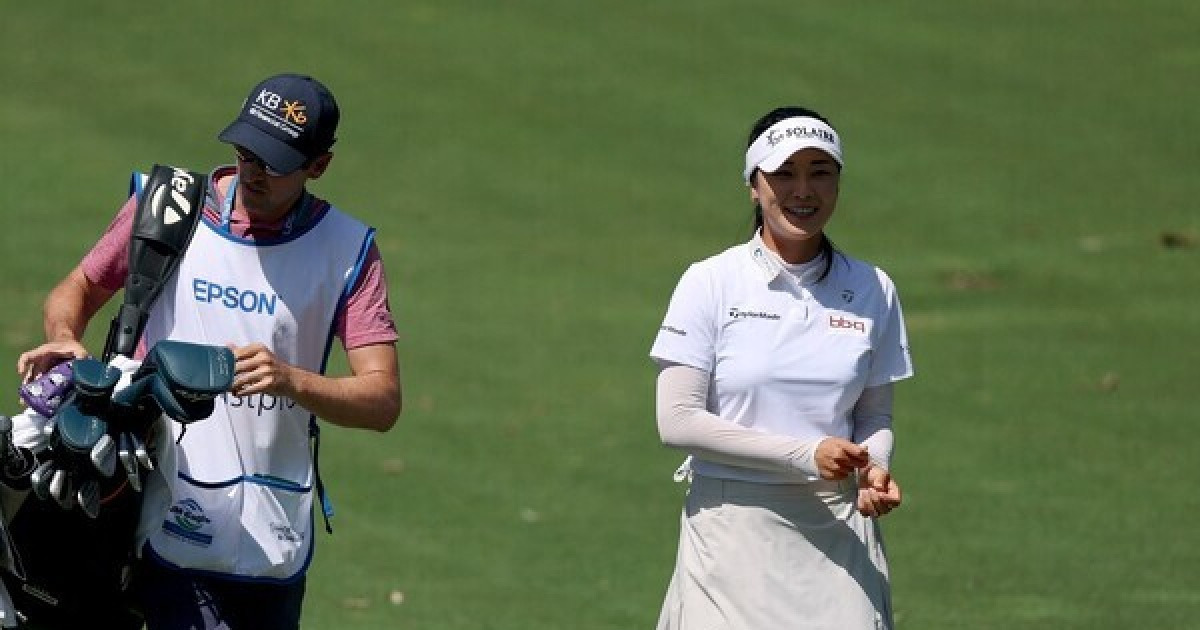 '난조 끝에 반등 성공한' 윤이나, 김세영 상대로 2타차 역전 우승 도전장 [LPGA]