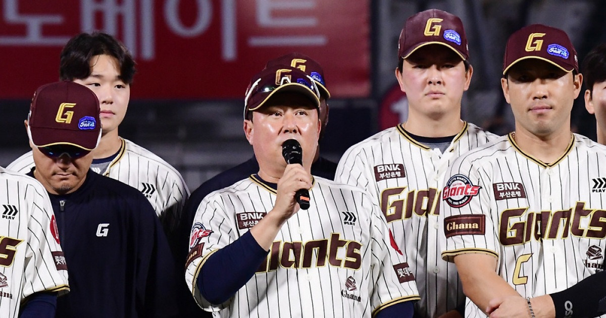 "한번만 더 믿어달라" 야유+분노 앞 '죄인'이 된 김태형 감독, 이악문 진심 "운동장에서 쓰러지더