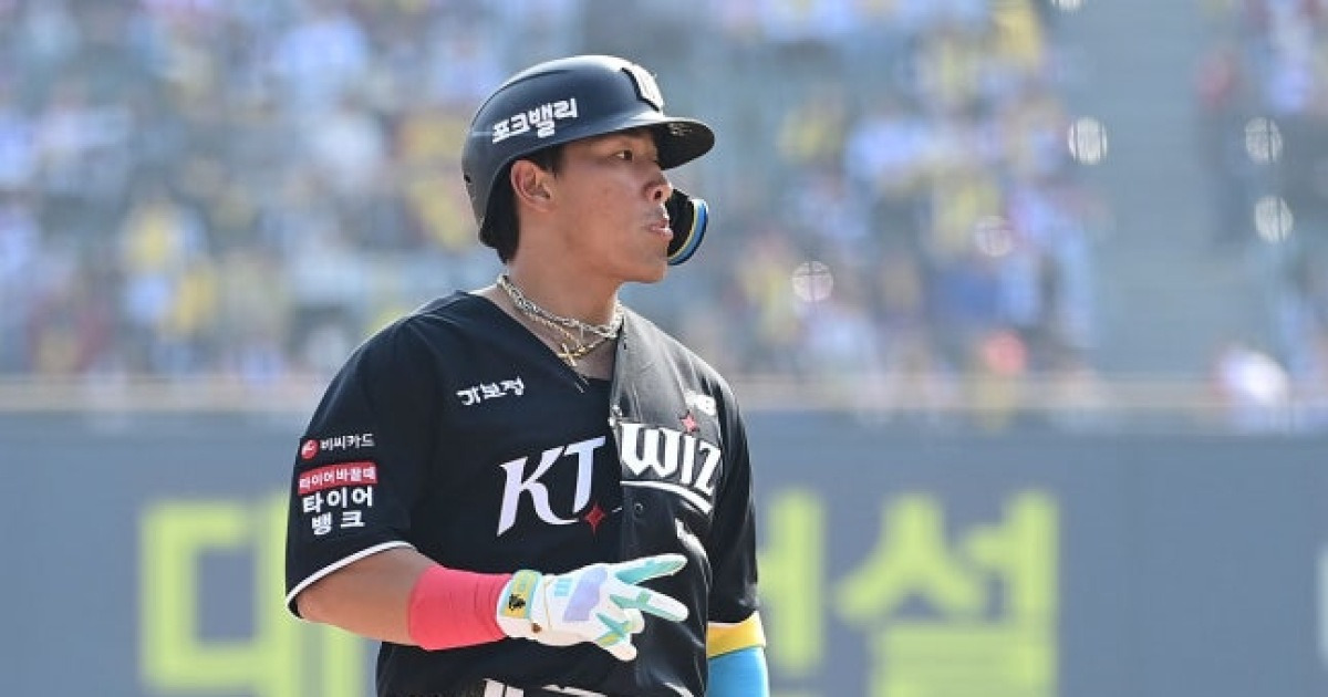 '1위 올라섰는데' KT 악재 닥쳤다, '死구→오른손 타박상' 안현민 없이 경기 치러야 한다...한승택