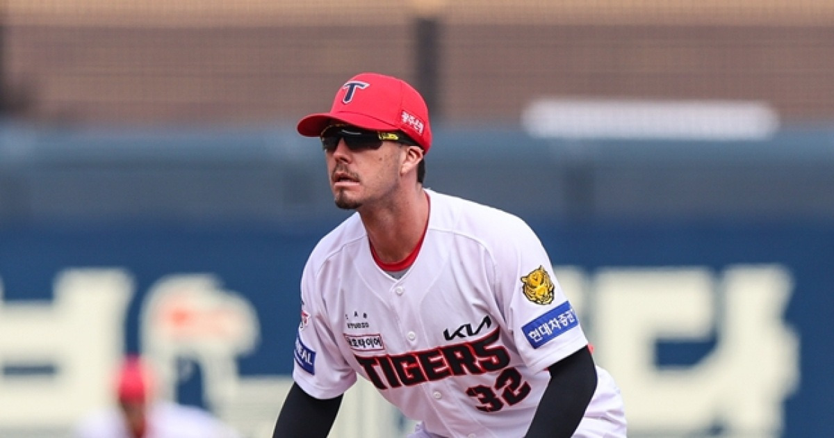 이범호는 '병살 대신 3루 선택' 데일 감쌌다 "구자욱 발 빨라, 선수 판단 옳았을 것→홈 던져도 된