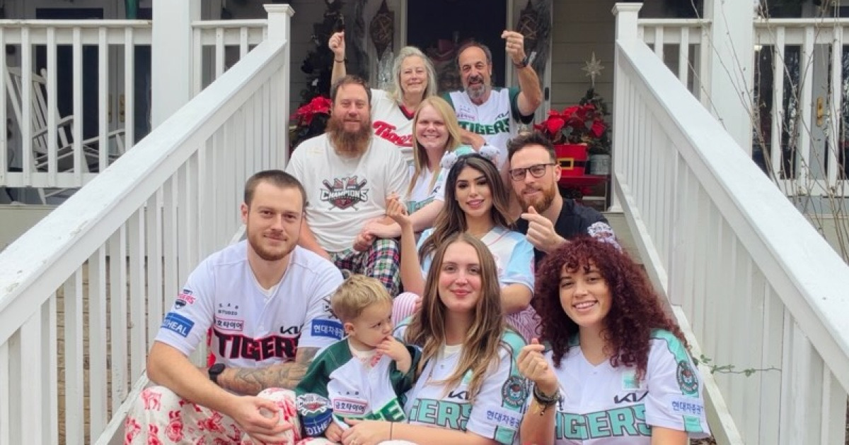 이렇게 KIA 사랑하는 외인 또 있을까…온가족 유니폼 입히고 인사까지, 17억 재계약 보람 있다