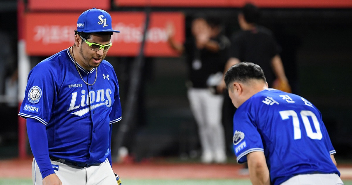 '모자 벗고 고개 숙인 감독' 폭염 속 혼자 끝낸 후라도 예우한 국민 유격수 [수원 현장]