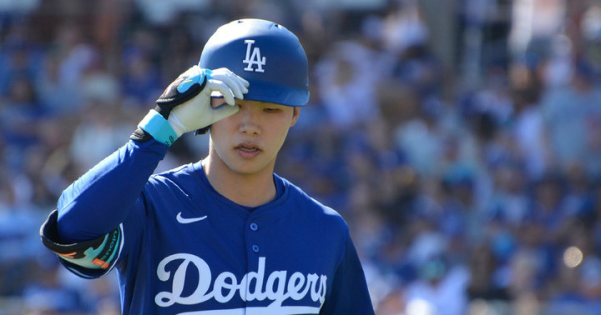 잘 쳐도 못 미더운 김혜성, 두 타석 후 교체아웃…텍사스전 1타점 적시 희생타