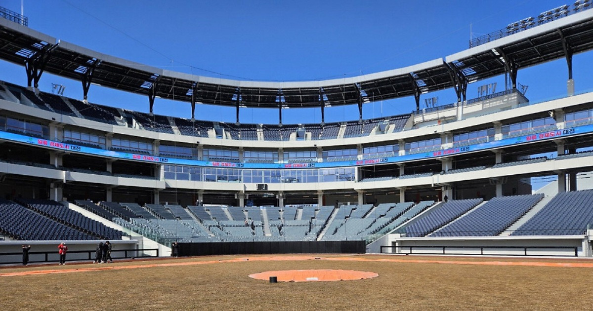 개장한 지 채 5달도 안 됐는데…한화 신구장, 경기 시작 43분전 간판 추락