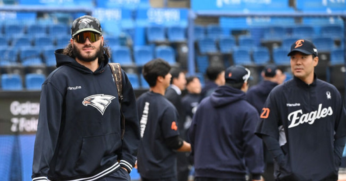 이럴 거면 폰세 '불펜 대기' 왜 했나, 7회 몸만 풀다 끝났다…결국 5차전 선발로, 왜 벌써 '5차전 