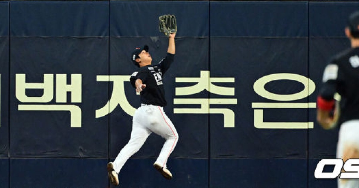 "최인호 감 좋더라" 김경문 감독은 타격 보고 선발 썼는데…수비로 일낼 줄이야 "1년 중 가장 집