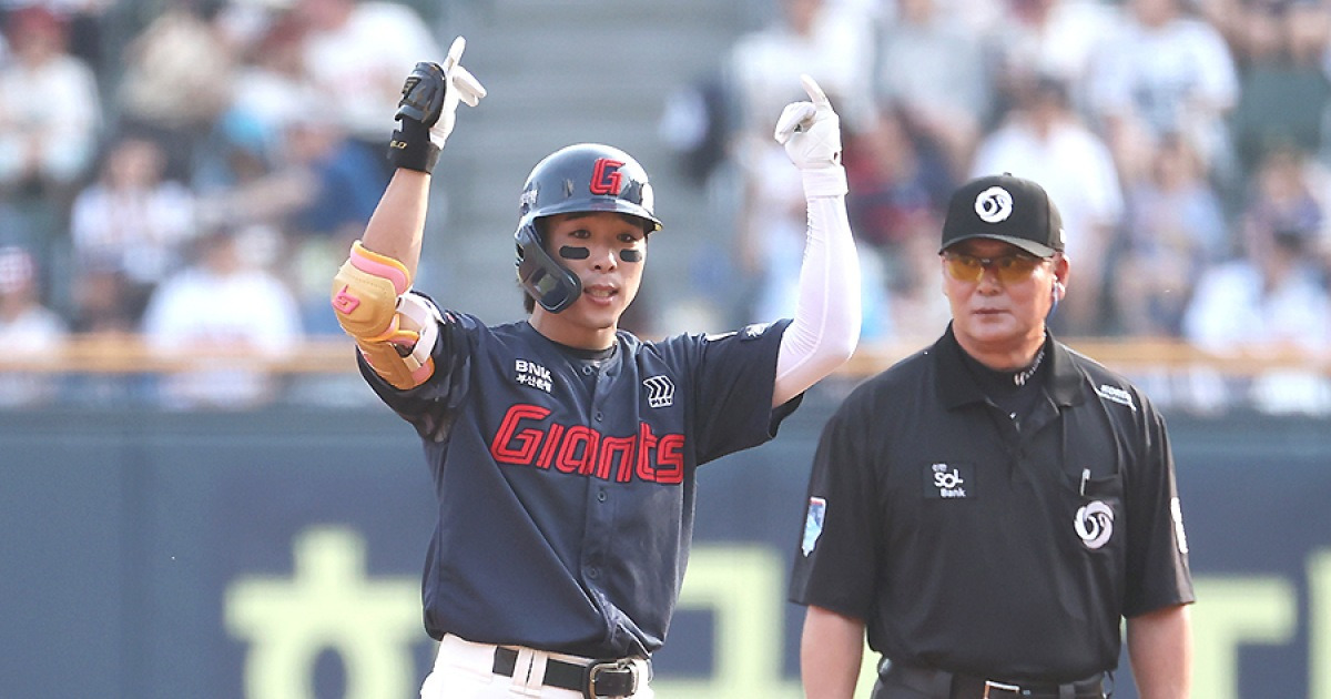 롯데 팬들 배신감이 어마어마한 이유…슈퍼맨 캐치 절실함에 열광, 불법도박 꿈에도 몰랐다