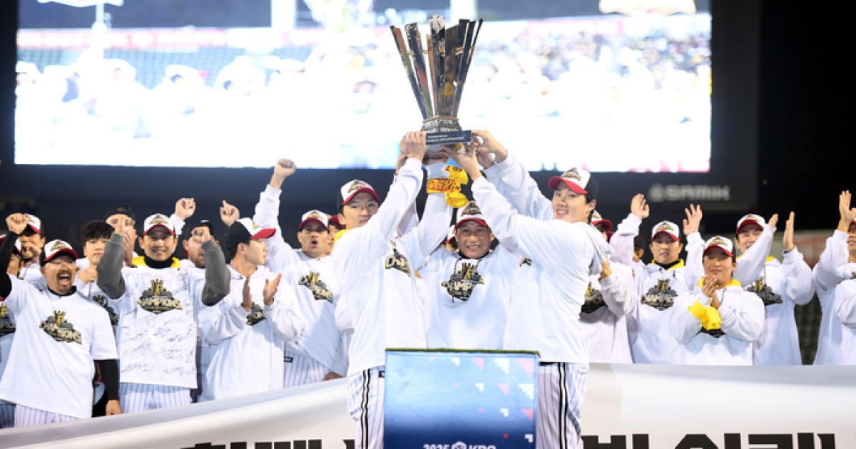 ‘통합 챔피언’ LG, 시상식에서도 빛났다! 3개 부문 수상으로 ‘최다관왕’ 등극 [올해의 상]