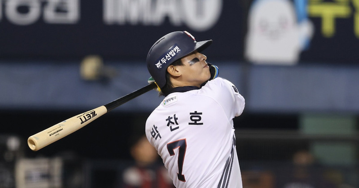 두산 박찬호, 이적 후 첫 홈런 작렬…SSG전 3회 동점 솔로포