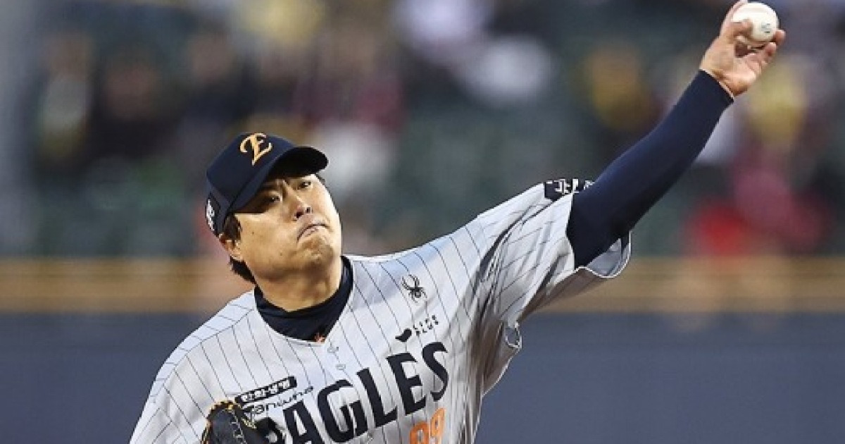 '투수는 피처야!' 40세 류현진을 아직도 공략 못하는 KBO 타자들, 왜?...볼넷이 고작 2개, 강속구 '영