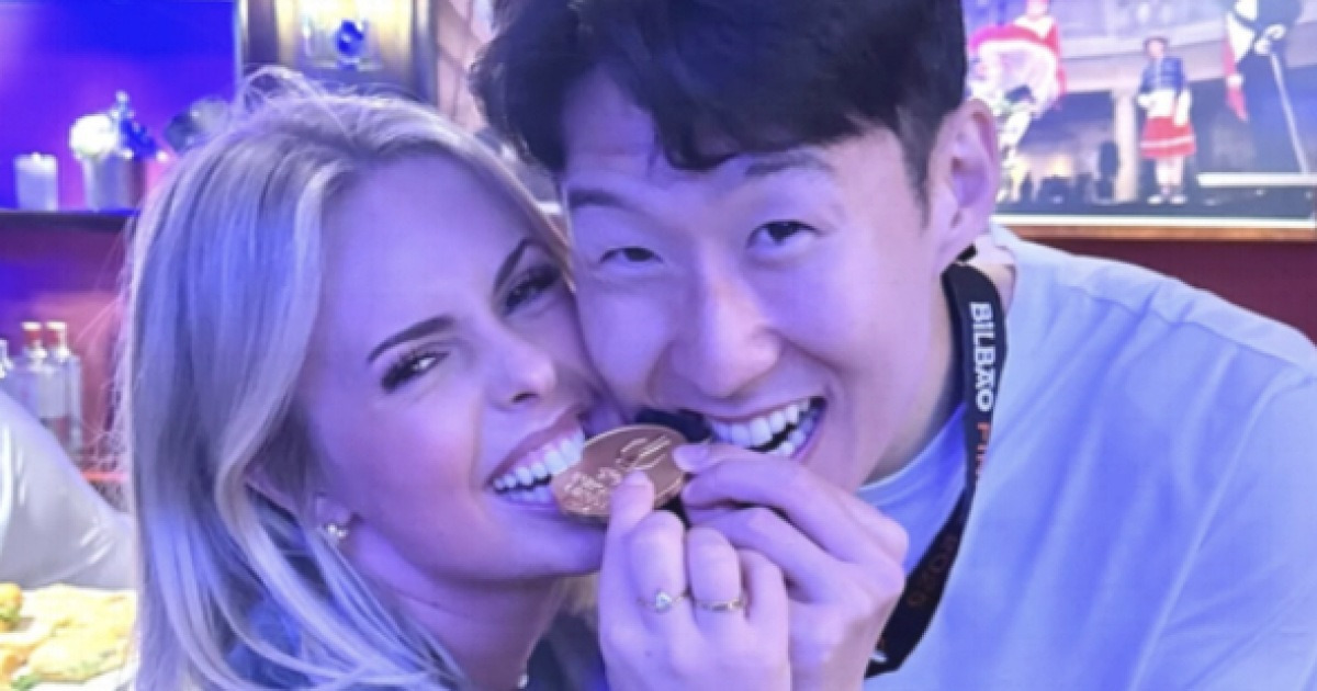 손흥민과 10년 붙어 다니던 토트넘의 그녀, 의미심장 SNS